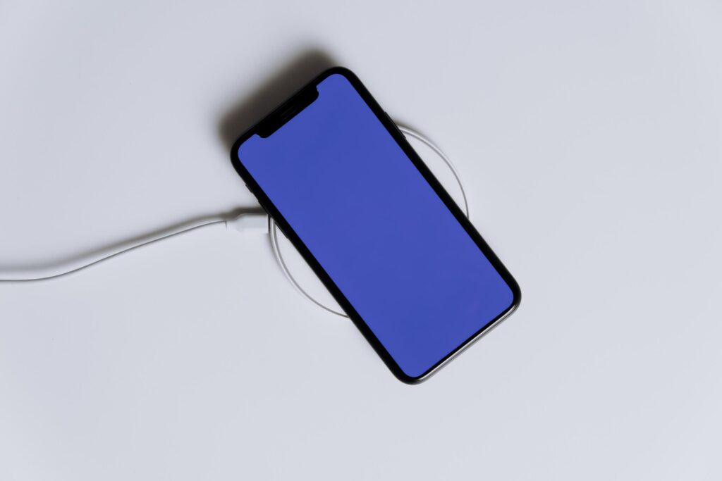 téléphone apple avec fond bleu