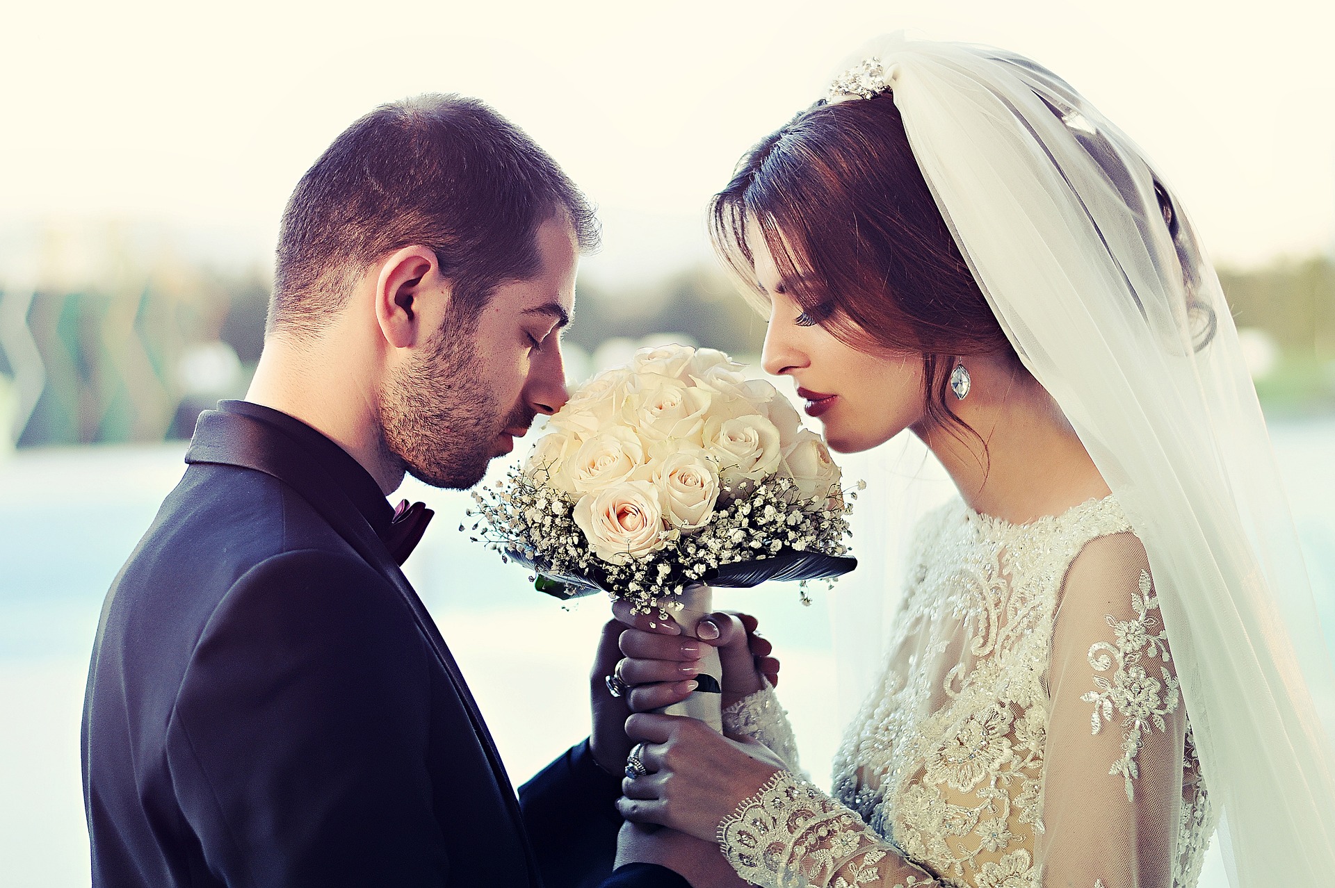 Photographie de mariage jeune couple avec un bouquet de fleurs